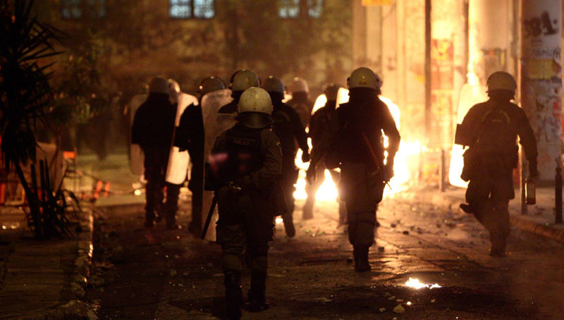 Βομβαρδισμένο τοπίο το κέντρο της Αθήνας – Οι κουκουλοφόροι αφέθηκαν να τα κάνουν γης Μαδιάμ σε όλη την Ελλάδα (φωτό, βίντεο)