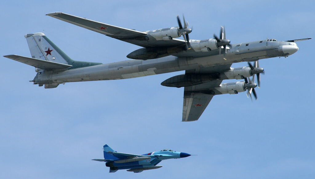 Τα ρωσικά στρατηγικά βομβαρδιστικά Tu-95 Bear εξαϋλώνουν τους ισλαμιστές του ISIS στη Συρία (βίντεο)