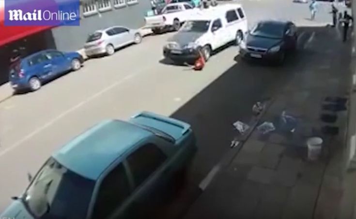 Η τραγική στιγμή που αυτοκίνητο παρασύρει και εγκαταλείπει στο δρόμο μια γυναίκα (βίντεο)