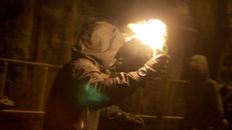 Χίος: «Kόλαση» με νέα επεισόδια, ρίψεις μολότωφ και τραυματισμούς (βίντεο)