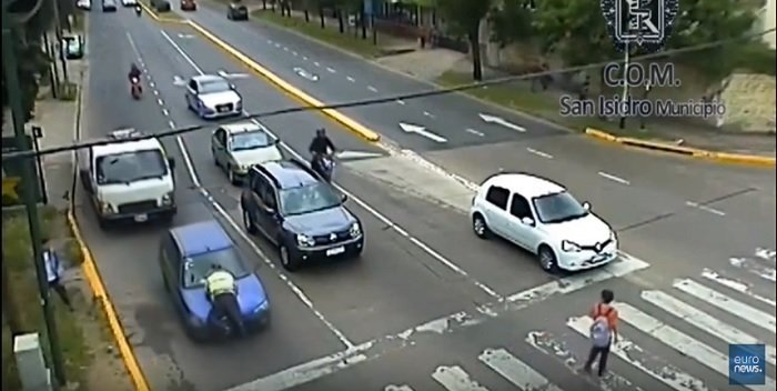 Το είδαμε κι αυτό! Οδηγός στην Αργεντινή έσερνε τροχονόμο για … 300 μέτρα (βίντεο)