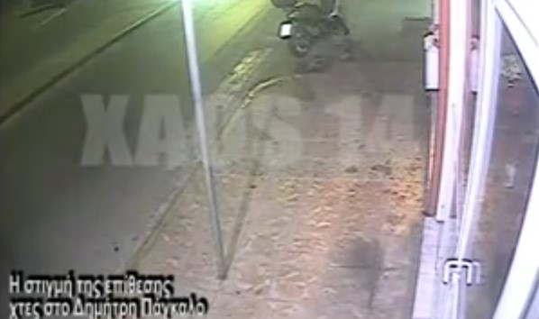 Δείτε βίντεο από τη στιγμή που μετανάστες στη Χίο σπάνε την βιτρίνα καταστήματος