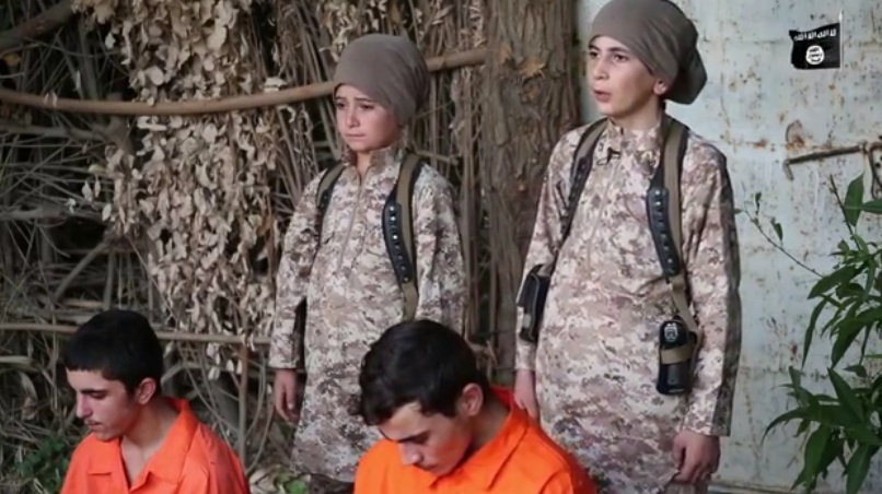 Νέο βίντεο αποτροπιασμού από την ISIS: Παιδιά εκτελούν ομήρους