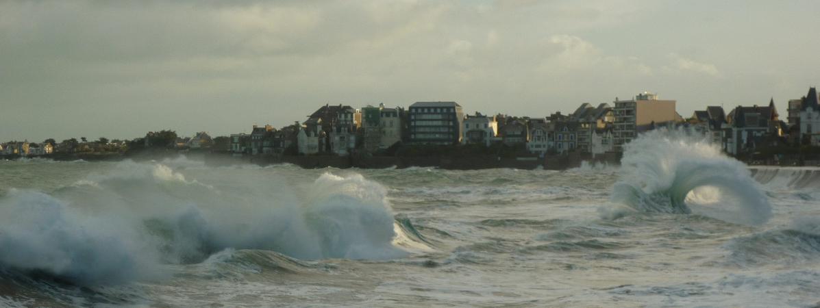 Θυελλώδεις άνεμοι με ταχύτητα έως 160 χλμ την ώρα σωρώνουν τη βορειοδυτική Γαλλία – 44.000 σπίτια χωρίς ρεύμα