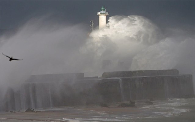 Β. Γαλλία: Σοβαρά προβλήματα λόγω ισχυρών ανέμων – Xωρίς ρεύμα 125.000 νοικοκυριά