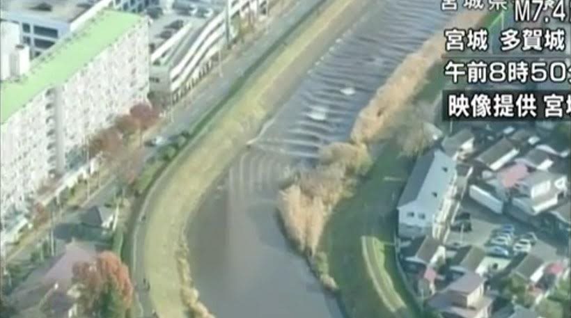 Δείτε τα πρώτα κύματα από το τσουνάμι να χτυπά τις ακτές της Ιαπωνίας (video)