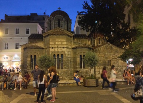 Φάρσα το τηλεφώνημα για βόμβα στην Καπνικαρέα – Ολοκληρώθηκε η έρευνα της ΕΛΑΣ