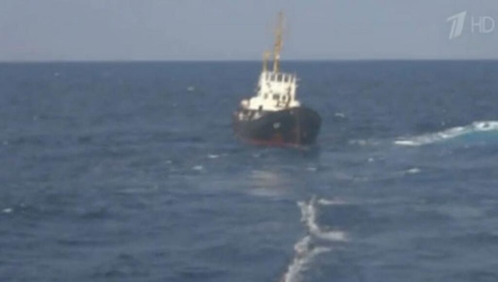 Ρωσικό πολεμικό διέσωσε ουκρανικό αλιευτικό κοντά στη Γαύδο (βίντεο)