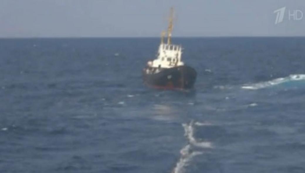 Ρωσικό πολεμικό διέσωσε ουκρανικό αλιευτικό κοντά στη Γαύδο (βίντεο)