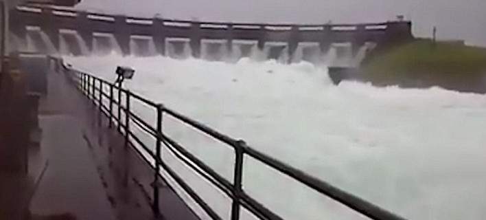 Η απίστευτη ορμή του νερού όταν ανοίγουν ταυτόχρονα και οι 14 πόρτες του φράγματος της διώρυγας του Παναμά (βίντεο)