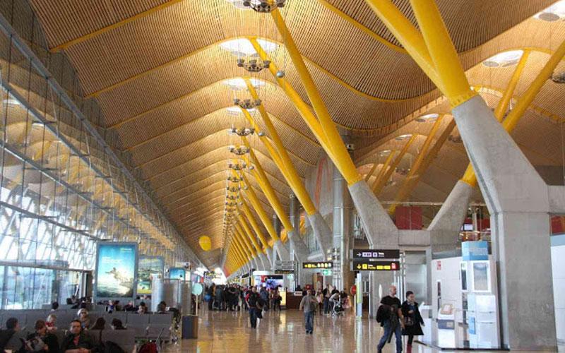 Αεροδρόμιο Μαδρίτης: Συνελήφθη Ολλανδή με 180.000 ευρώ κρυμμένα στα παπούτσια της (βίντεο)