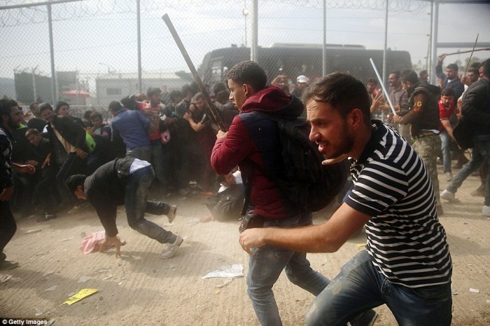 Ένταση και επεισόδια  για ακόμη μια φορά στην Μυτιλήνη – Αλλοδαποί επιχείρησαν να εισβάλλουν σε περιφραγμένο χώρο του λιμανιού