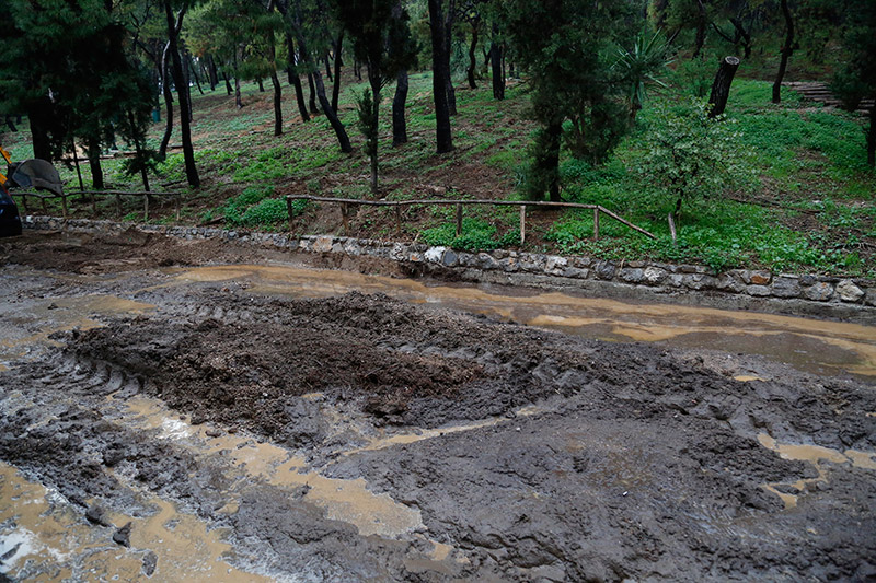 Αθήνα: Εικόνες καταστροφής στον Λυκαβηττό μετά τα ακραία καιρικά φαινόμενα (φωτό)