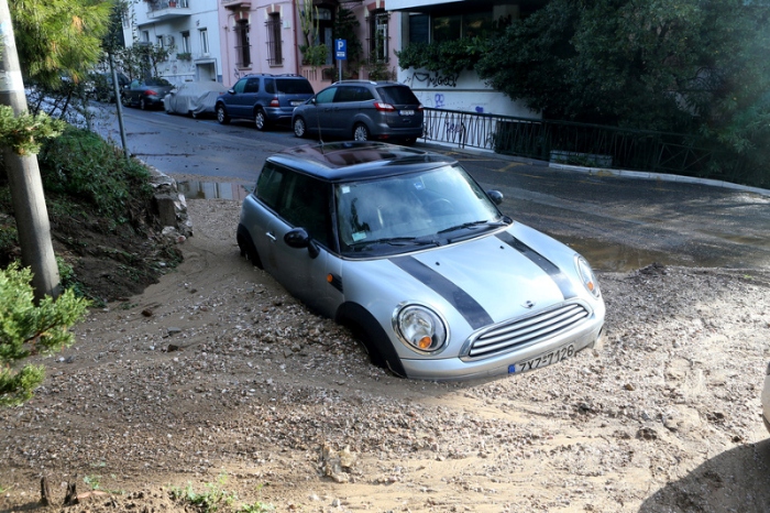 Εικόνες καταστροφής στην Αττική από την κακοκαιρία: «Ποτάμια» λάσπης και πλημμυρισμένοι δρόμοι