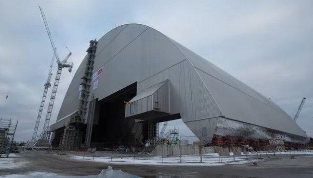 O πυρηνικός αντιδραστήρας του Τσερνόμπιλ καλύφθηκε από μεταλλικό θόλο (βίντεο)