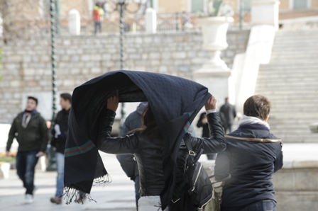 Αττική: Πολλά προβλήματα από τους ισχυρούς ανέμους – Σε εγρήγορση η Πυροσβεστική (φωτό)