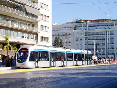 Ολοκληρώθηκε ο απεγκλωβισμός από τις ράγες γυναίκας που παρασύρθηκε από το Τραμ στο Σύνταγμα