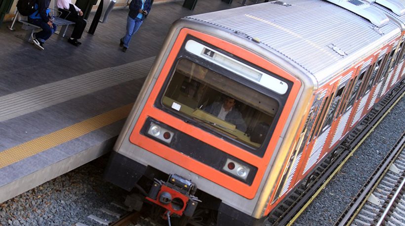 ΗΣΑΠ: Έπεσε δέντρο στις σιδηροδρομικές γραμμές στον Πειραιά