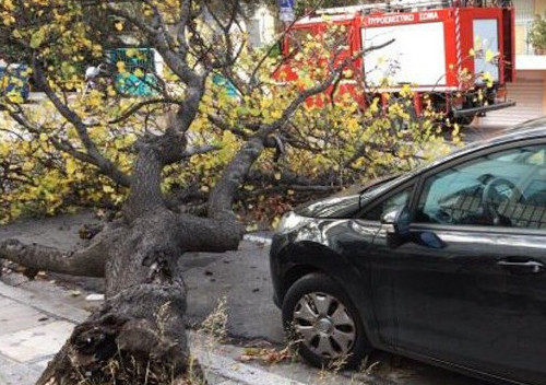 Δεκάδες κλήσεις στην Πυροσβεστική λόγω της κακοκαιρίας στην Αττική (φωτό)