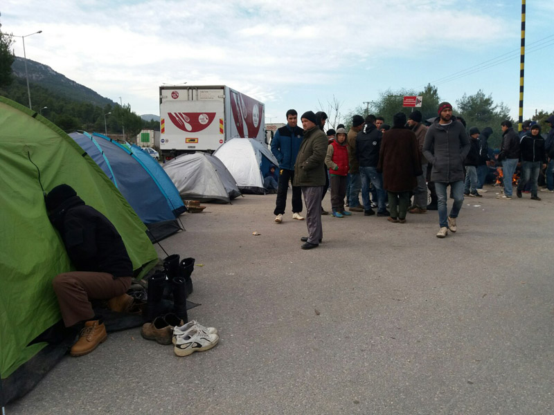 Ένταση στο κέντρο φιλοξενίας στη Μαλακάσα: Πρόσφυγες διαμαρτύρονται για τις άθλιες συνθήκες και απειλούν να κάψουν τις σκηνές