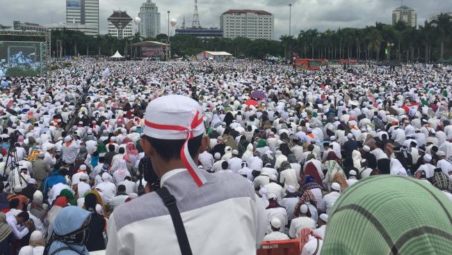 Τζακάρτα: Χιλιάδες μουσουλμάνοι απαιτούν τη σύλληψη του χριστιανού κυβερνήτη (βίντεο)