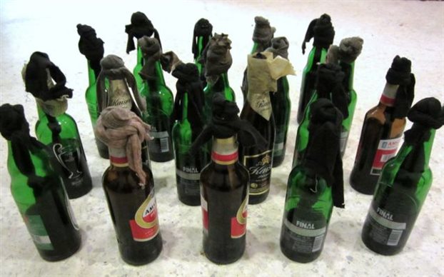 Πυροσβέστες εντόπισαν 150 βόμβες μολότωφ στα Εξάρχεια