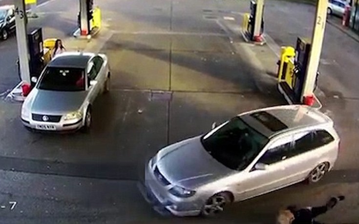 Βρετανία: Οδηγός έκλεβε καύσιμα από βενζινάδικο και χτύπησε την υπάλληλο με το αυτοκίνητό του (φωτό, βίντεο)