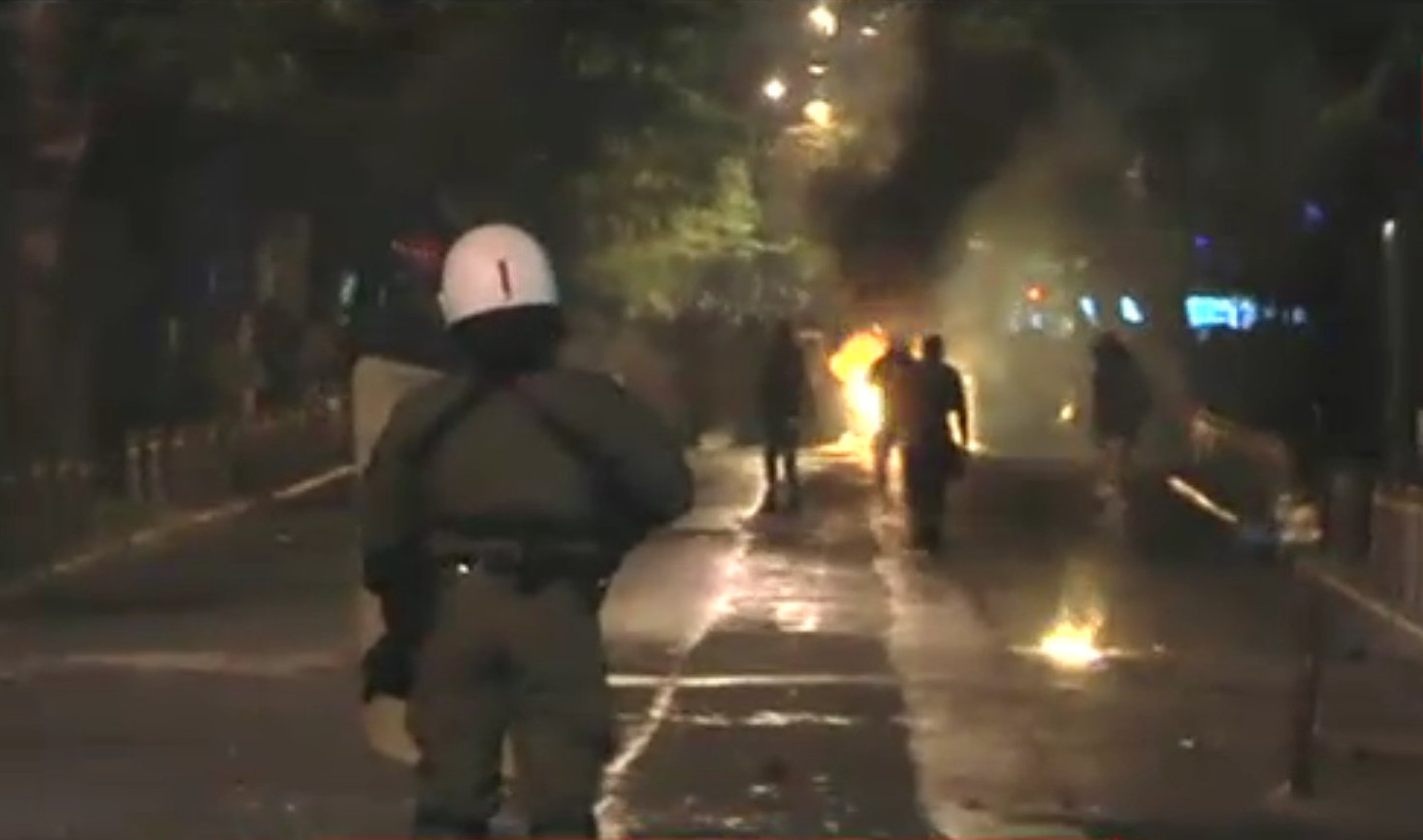 Ένταση αυτή τη στιγμή στα Εξάρχεια – Εξελιγμένες μολότοφ και πιστόλια με εκρηκτικά  (φωτό, βίντεο) (upd3)