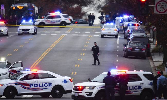 Ο ένοπλος, ο ομογενής Τζέιμς Αλεφαντής, οι κατηγορίες για παιδοφιλία και η Χίλαρι Κλίντον (βίντεο)