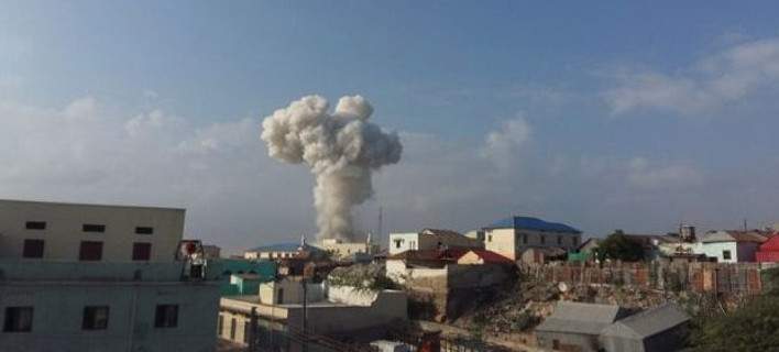 Τουλάχιστον 3 νεκροί μετά από επίθεση αυτοκτονίας στο μεγαλύτερο λιμάνι της Σομαλίας (φωτό)