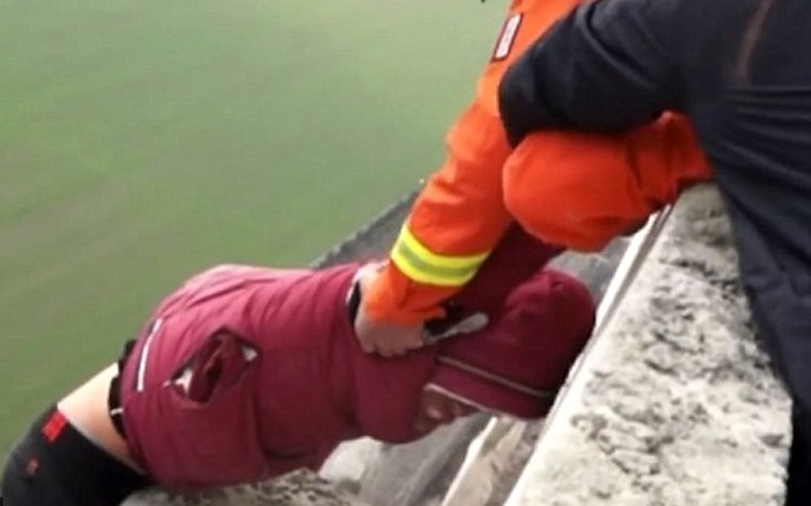 Κίνα: Νεαρός με ψυχολογικά προβλήματα σώζεται από βέβαιο θάνατο (φωτό, βίντεο)