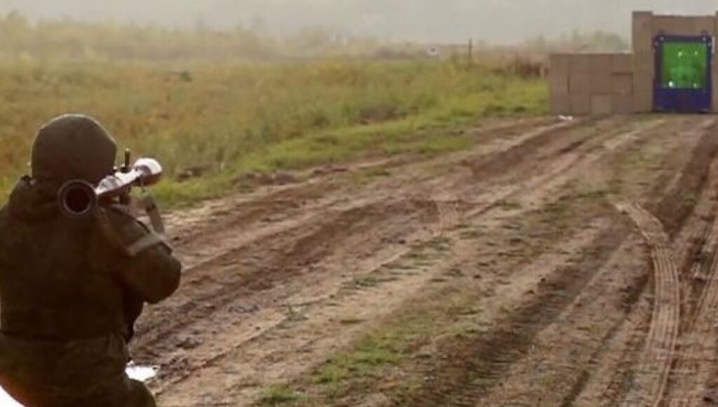 Τι γίνεται όταν 45 στρώματα από αλεξίσφαιρο γυαλί αντιμετωπίζουν έναν εκτοξευτή πυραύλων RPG-7 (βίντεο)