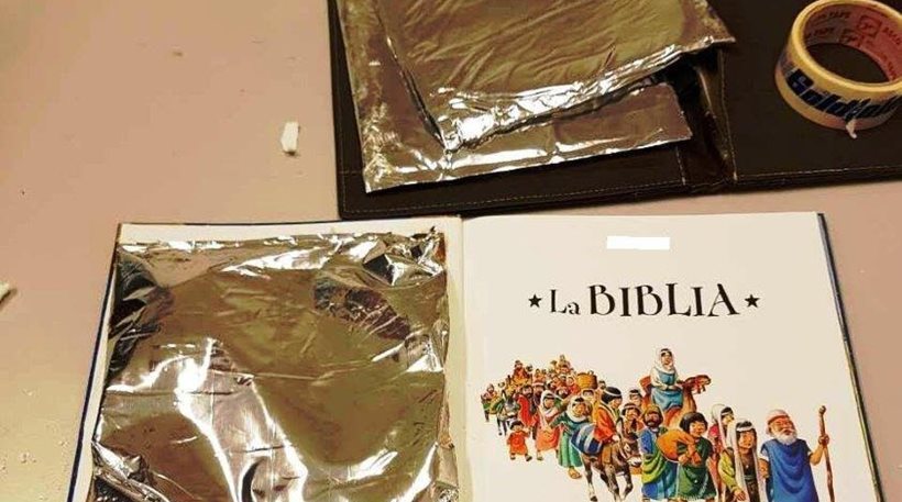 Συνελήφθει Λιθουανός στο Ελ. Βενιζέλος που έκρυβε κοκαΐνη σε σελίδες βιβλίου (φωτό)