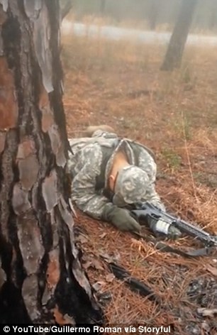 Βίντεο: Αμερικανός στρατιώτης κοιμάται την ώρα της άσκησης και του παίρνουν το … όπλο