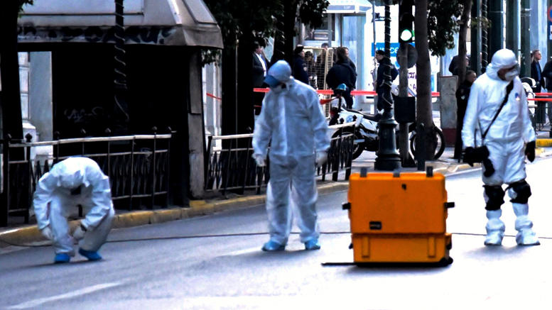 Βρέθηκε το αυτοκίνητο των βομβιστών του υπουργείου Εργασίας – Η ΕΛ.ΑΣ  εκτιμά ότι πρόκειται για παλιά οργάνωση με νέα πρόσωπα