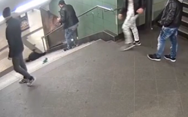 Βερολίνο: Αναζητείται ο άνδρας που κλώτσησε γυναίκα στις σκάλες του μετρό (βίντεο)