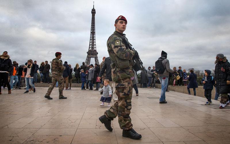 Γαλλία: Οι φόβοι για τρομοκρατικό χτύπημα μέσα στις γιορτές βγάζουν χιλιάδες αστυνομικούς και στρατιώτες στους δρόμους