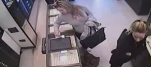 Βίντεο: Η στιγμή της ληστείας σε κοσμηματοπωλείο στη Γλυφάδα