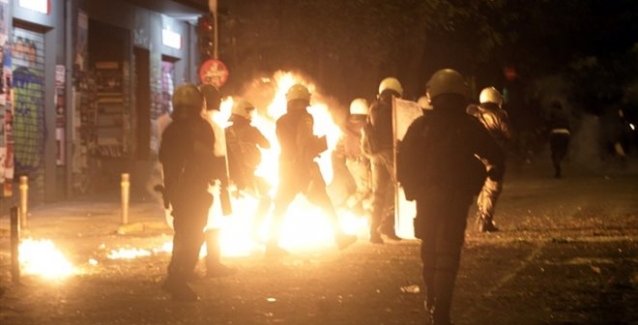 Μολότοφ κατά διμοιρίας των ΜΑΤ στη Χαριλάου Τρικούπη