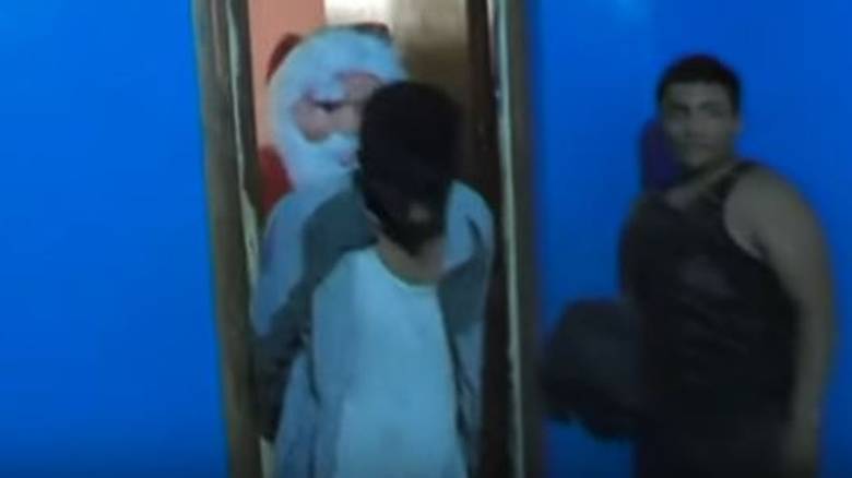 Ο Αγιος Βασίλης μπαίνει σε σπίτι και συλλαμβάνει εμπόρους ναρκωτικών! (βίντεο)