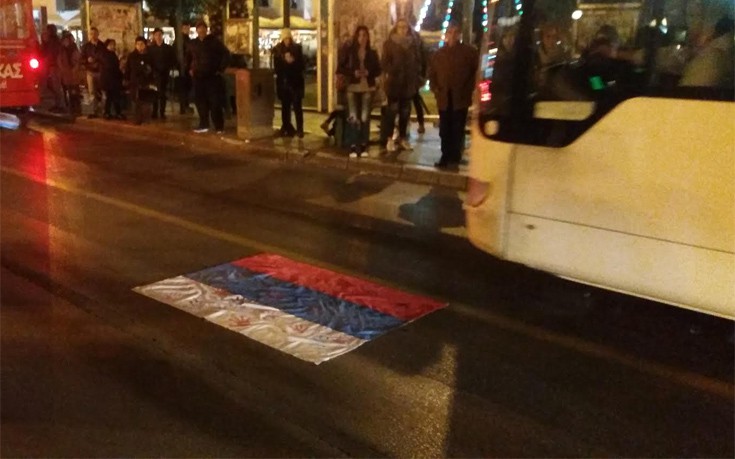 Μουσουλμάνοι ποδοπάτησαν την ρωσική σημαία στη Θεσσαλονίκη – Φώναζαν υβριστικά συνθήματα κατά του Πούτιν (βίντεο)