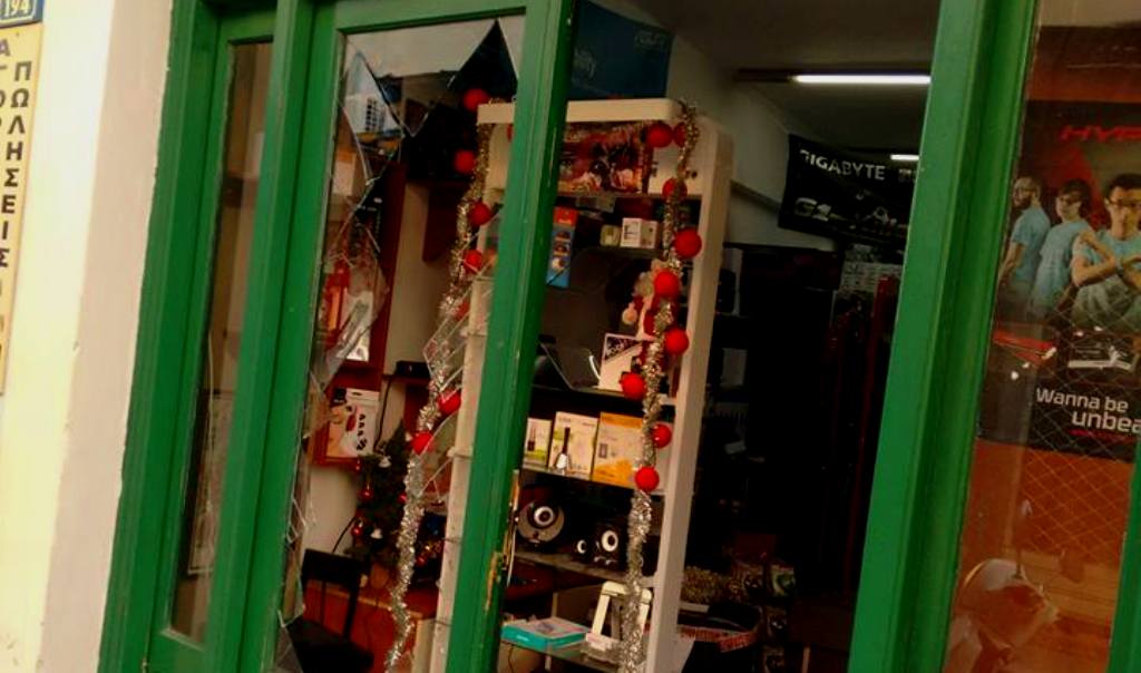 Τον τρόμο έζησαν οι κάτοικοι της Μυτιλήνης: Εισβολή μουσουλμάνων σε καταστήματα στο κέντρο της πόλης – Τα έσπασαν όλα! (εικόνες)