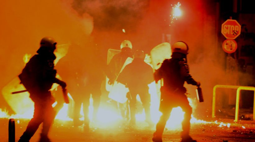 Έκτακτο: Επίθεση με βόμβες μολότοφ σε διμοιρία των ΜΑΤ στην Πατησίων