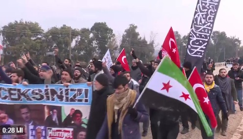 Τούρκοι διαδήλωσαν στα σύνορα με τη Συρία για τη συνέχιση του πολέμου!