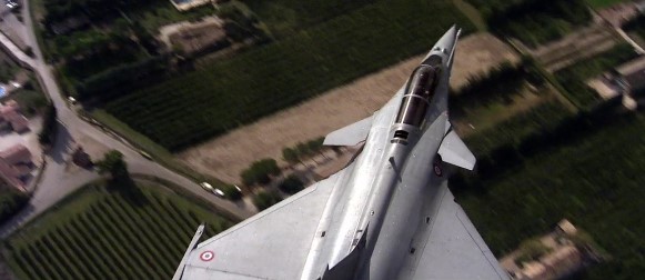 Εντυπωσιακές εικόνες από αεροσκάφη και ελικόπτερα που «χορεύουν» στον αέρα (βίντεο)