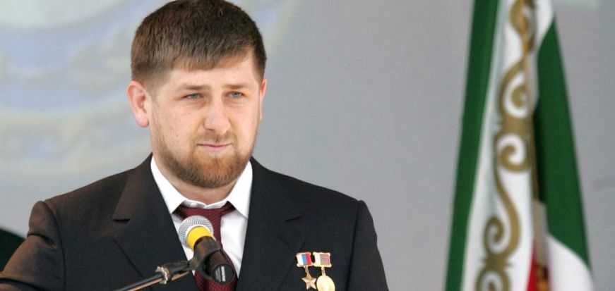 Ένοπλοι με καλάσνικοφ στην Τσετσενία επιτίθενται σε αστυνομικούς (βίντεο)