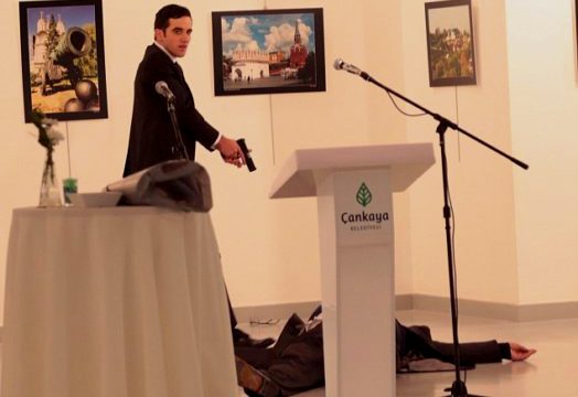 Φωτό-σοκ: Ο Τούρκος ισλαμιστής δίνει την χαριστική βολή στον Ρώσο πρεσβευτή…