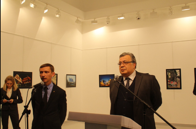 Φωτογραφίες του Ρώσου Πρέσβη Αντρέι Καρλόφ λίγο πριν τη δολοφονική επίθεση