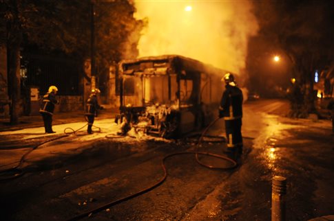 Στις φλόγες 3 τρόλεϊ στην Πατησίων – Επεισόδια και στον ΗΣΑΠ στην Κηφισιά (φωτό, βίντεο) (upd3)