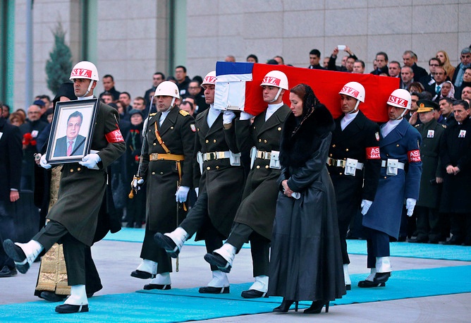 Δείτε βίντεο από την αναχώρηση του αεροσκάφους με τη σορό του Ρώσου πρεσβευτή από την Άγκυρα